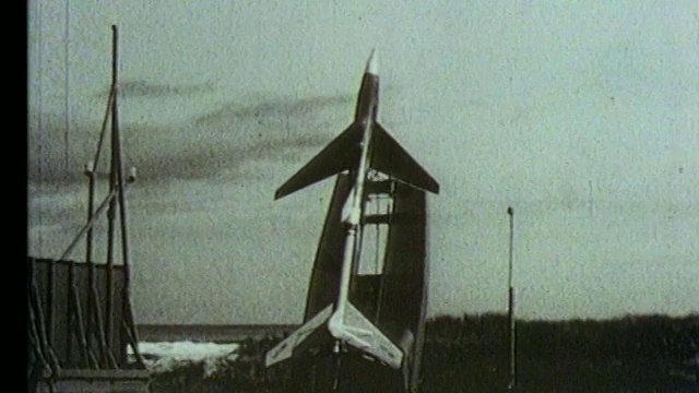B/W火箭飞机在发射台上视频素材