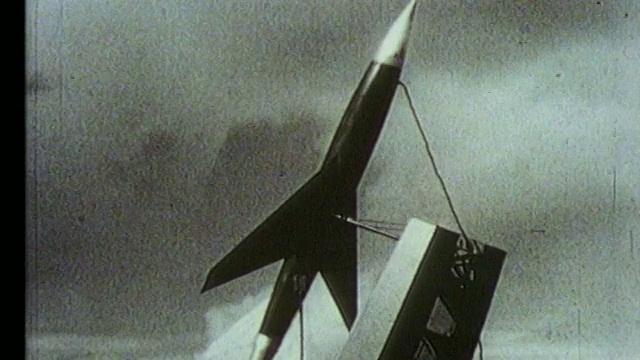 B/W近距离观察发射台上的火箭飞机视频下载