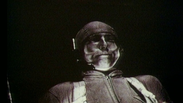 B/W宇航员在重力测试(扑脸)视频素材