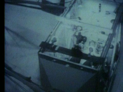 重力试验中宇航员B/W大角度视频素材