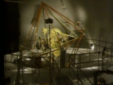 太空试验中宇航员在纺纱机上的广角镜头视频素材