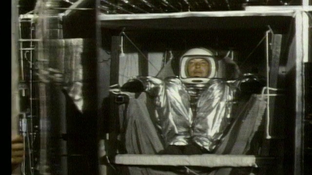 舱门关闭宇航员在空间测试视频素材