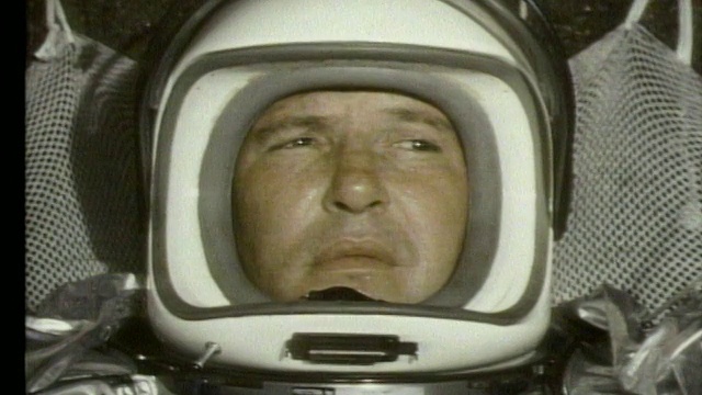 宇航员的脸在太空服出汗的特写视频素材