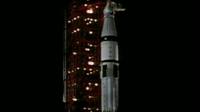 背景是在发射台上带着火箭行走的男子剪影视频下载