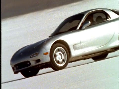 赛车在沙漠中行驶+滑动的跟踪镜头视频下载