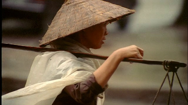 在越南的城市里，扛着篮子的妇女视频下载