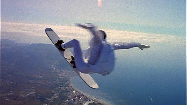 男性冲浪者在空中旋转视频下载