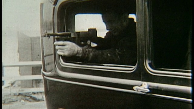 1920年的男子从车窗向机枪射击视频下载
