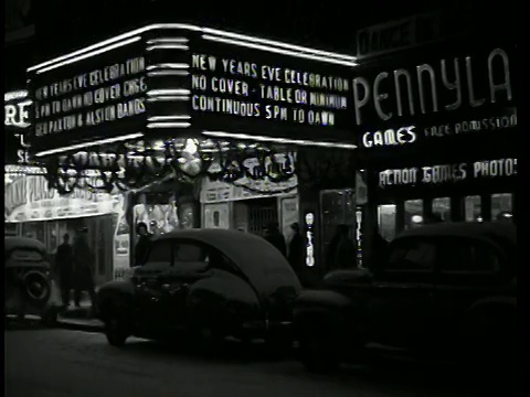 B/W后车的观点过去剧院在纽约在冬天的夜晚视频素材