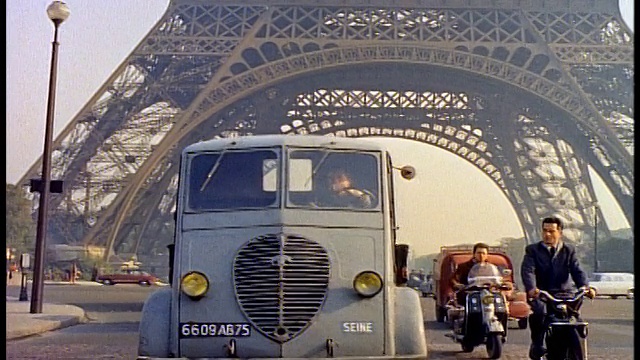 后面的汽车视角，在交通与埃菲尔铁塔的背景/巴黎视频下载
