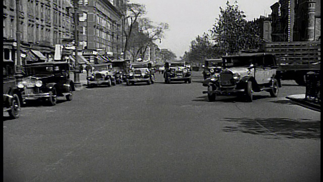 B/W后车的观点在纽约街道的交通视频下载