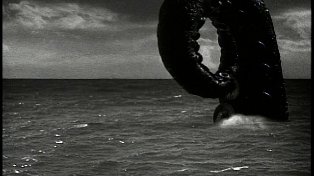 B/W巨大的海怪触手从海洋中出现视频下载