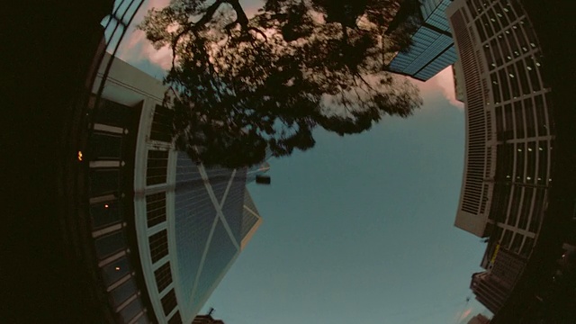 低角度汽车视角的摩天大楼和蓝天/香港/鱼眼镜头视频素材