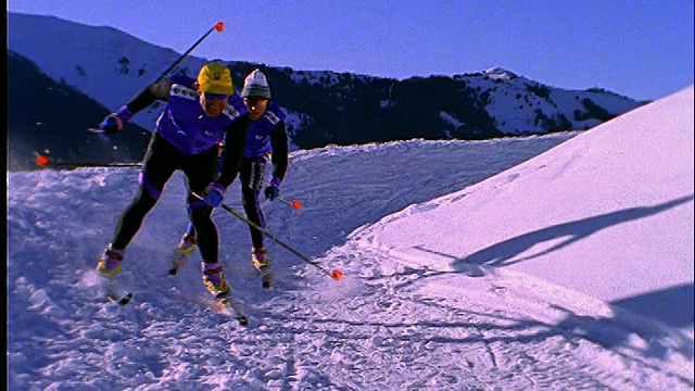 慢镜头2人越野滑雪转弯经过镜头视频素材