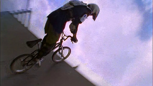 一名骑自行车的男子在坡道上向空中跳去视频素材