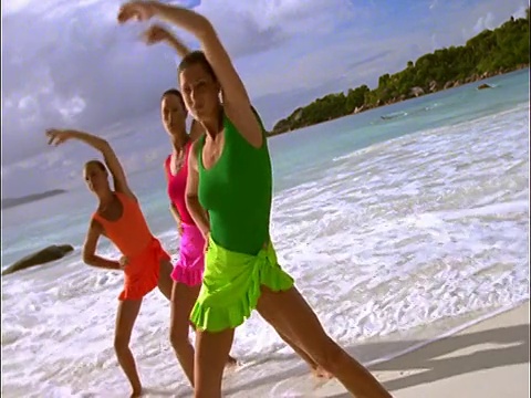 3个女人在沙滩上做有氧运动/塞舌尔视频素材