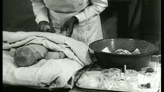 1930年的护士用手给婴儿(娃娃)洗澡/说明书/声音视频下载