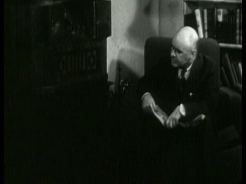 1930年在客厅里听收音机的男人/无声音视频素材
