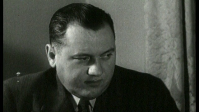 1930年的男子收听广播/无声音的特写视频素材