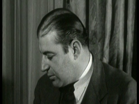 1930年的男子收听广播/无声音的特写视频素材