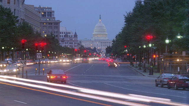 国会大厦前的交通/黄昏到夜晚/华盛顿特区视频素材
