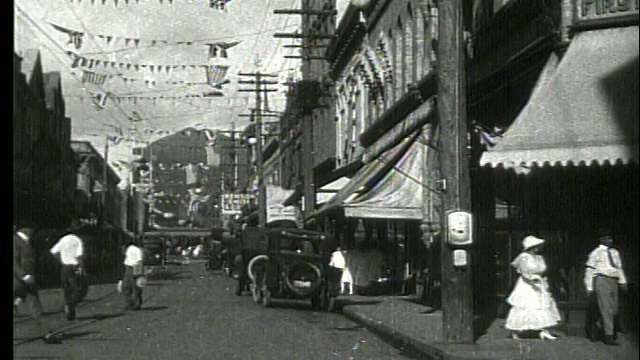 火奴鲁鲁大街上停着的车辆和行人/ 1919 /没有声音视频下载