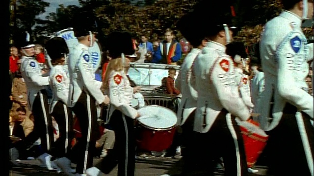 1960年游行乐队通过摄像机的特写镜头视频下载