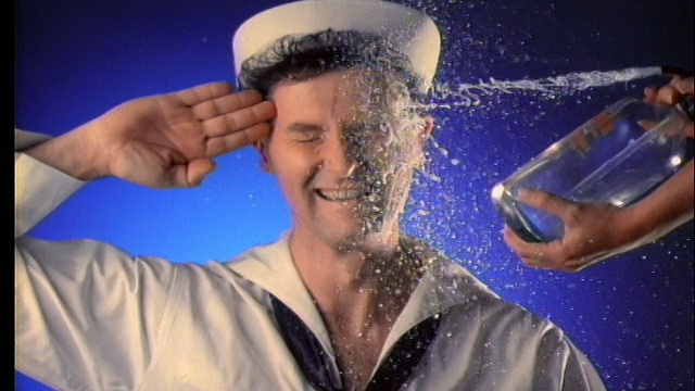 苏打水喷在水手脸上的慢镜头特写视频素材