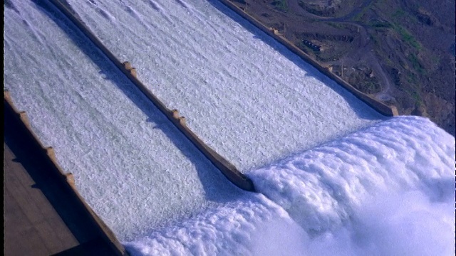 水力发电大坝/巴西湍急水流的天线视频素材