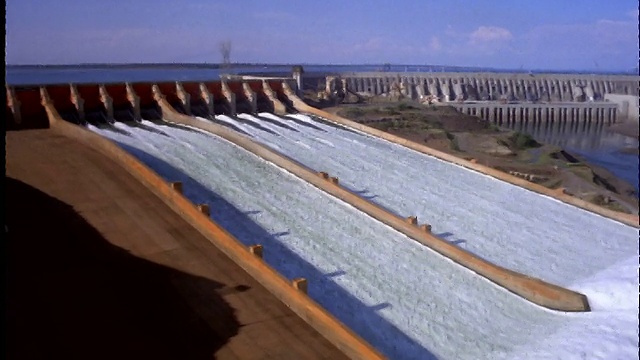 在巴西河上的大型水力发电大坝的急流的空中宽镜头视频素材
