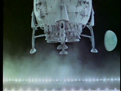 侧视图的球形飞船着陆/月球在背景视频下载