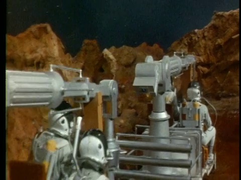 穿着太空服的人在岩石行星上驾驶车辆视频素材