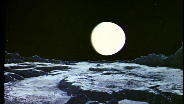 倾斜宽镜头的月球巴士飞过岩石月球或行星表面外太空与月球的背景视频下载