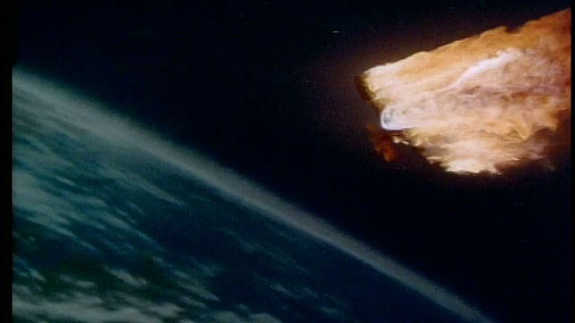 燃烧的圆形空间站冲向地球视频素材