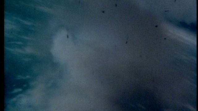 烟雾+爆炸碎片/背景地球视频素材