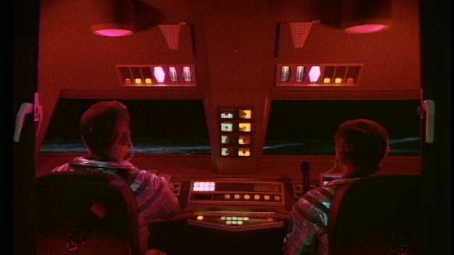 2名男性飞行员在月球巴士的红色驾驶舱里视频下载