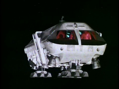 近距离的月球巴士飞向相机与飞行员坐在驾驶舱视频下载