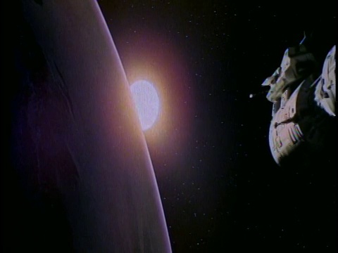 在大行星/太阳升起的背景前漂浮在外太空的管状宇宙飞船视频下载