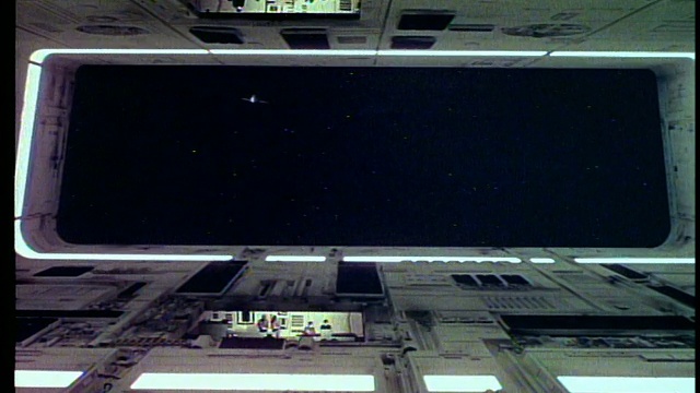 大宇宙飞船/外层空间着陆舱的后视点在背景中视频下载