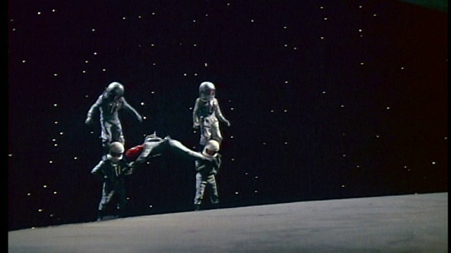 宇航员穿着太空服在太空中跳跃+做啦啦队队形视频素材