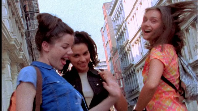 放大镜头，3名女子在纽约街头摆姿势和跳舞视频下载