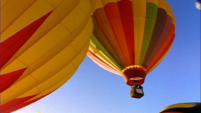 低角度，色彩鲜艳的热气球上升到蓝天/斯诺马斯，科罗拉多州视频素材