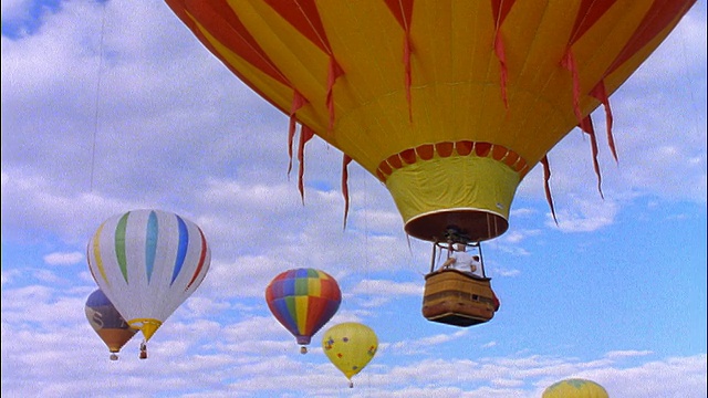 低角度的热气球群上升到蓝色的天空与云/斯诺马斯，科罗拉多州视频素材