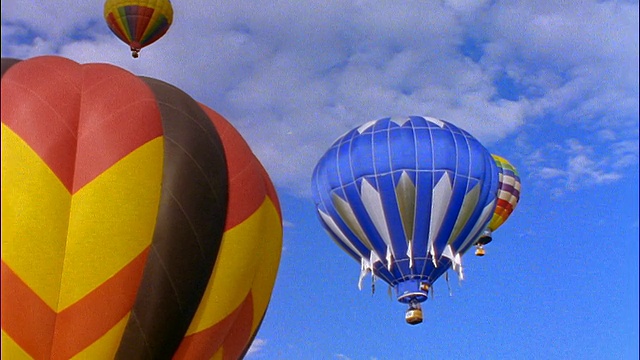低角度的热气球群在蓝色的天空与云/斯诺马斯，科罗拉多州视频素材