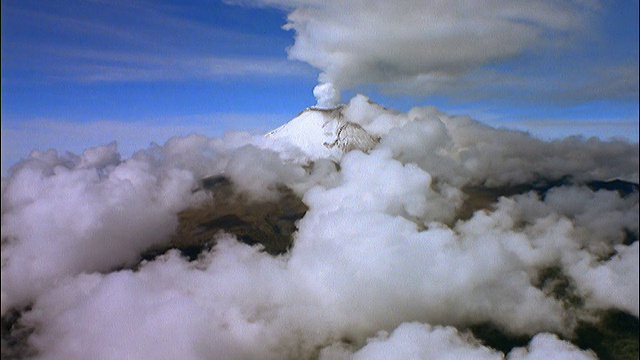 空中鸟瞰蓬松的白云向白色火山喷出烟雾视频素材