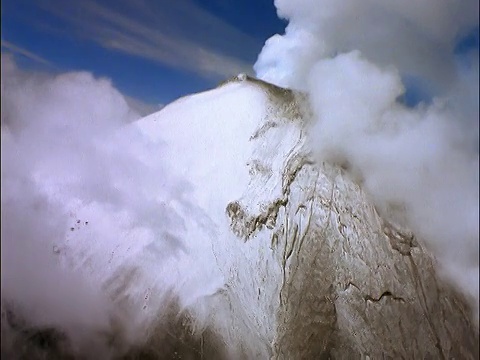 从空中俯瞰白雪覆盖的火山视频素材