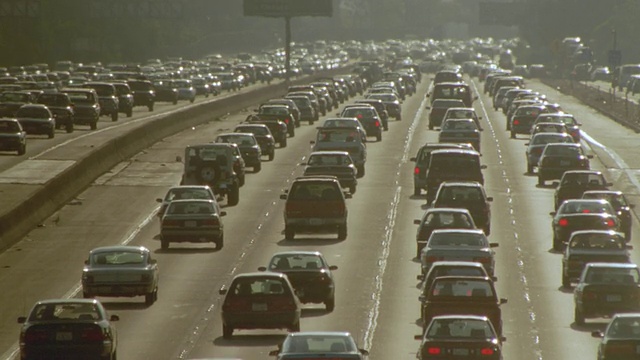 圣塔莫尼卡高速公路的高角度交通堵塞+热浪/洛杉矶视频素材