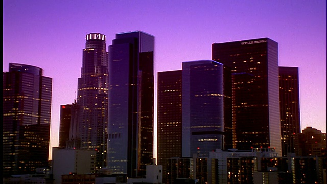 洛杉矶摩天大楼在天际线/黄昏到夜晚视频素材