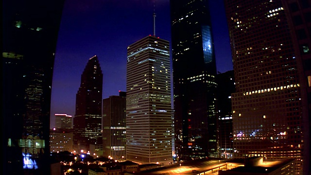 随着时间的推移，从黑夜到黎明，休斯顿市中心的摩天大楼视频素材