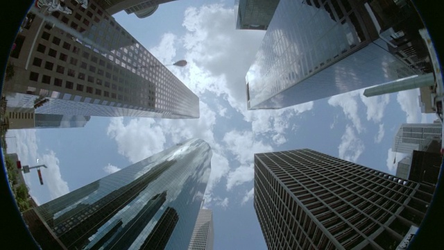 低角度鱼眼视角休斯顿摩天大楼/蓝天+云的背景视频下载